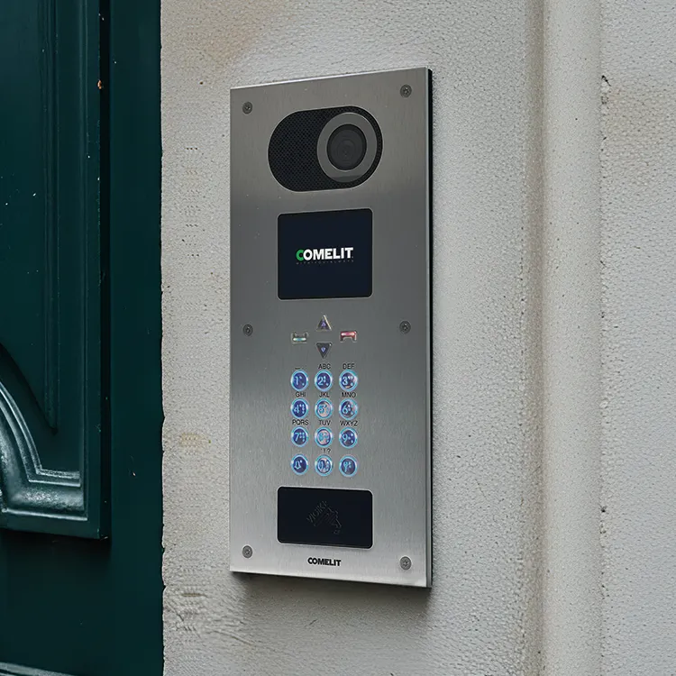 Platine de rue Comelit installée à l’entrée d’un immeuble.
